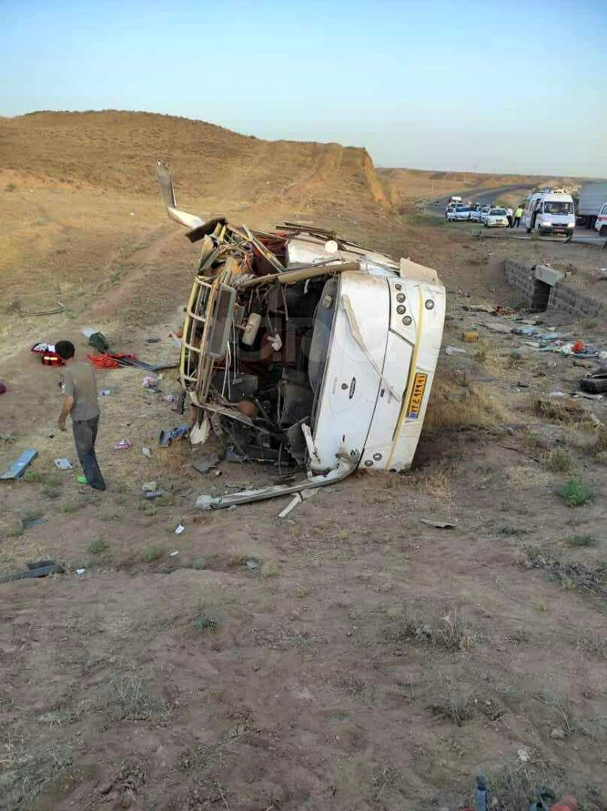 3 کشته و 15 مصدوم در سانحه واژگونی اتوبوس / تصویر