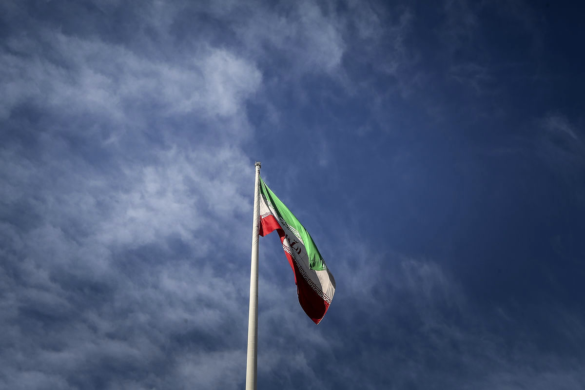 آبروریزی شهرداری تهران؛ نصب بنر با پرچم وارونه ایران