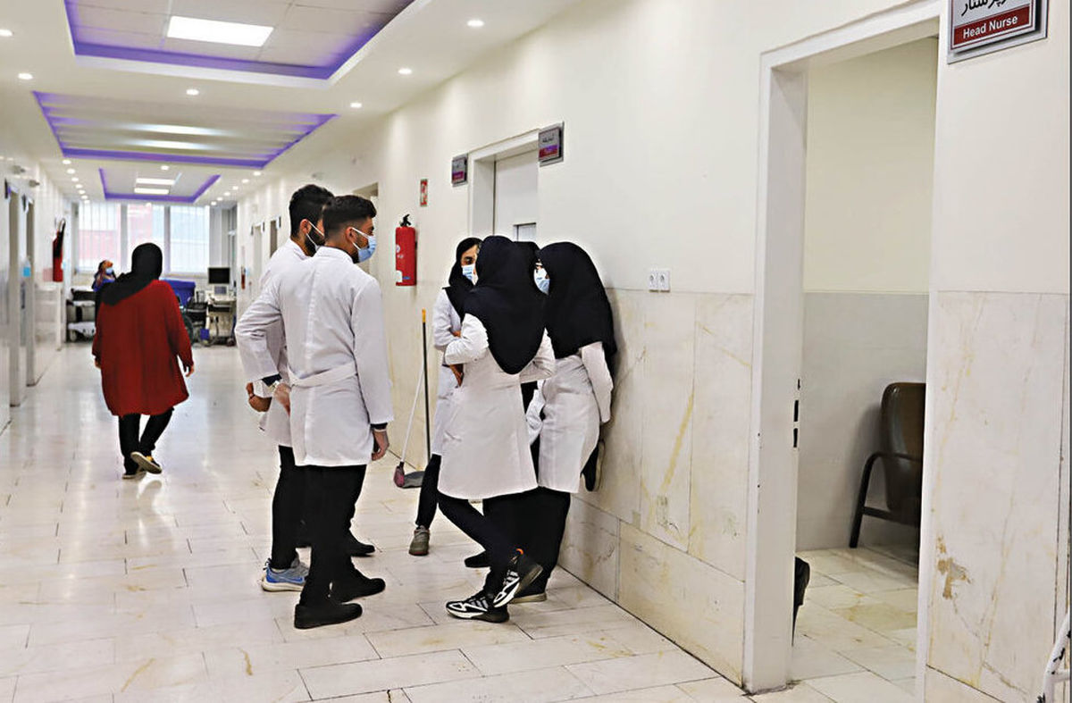 تجمع اعتراضی دستیاران پزشکی مقابل وزارت بهداشت