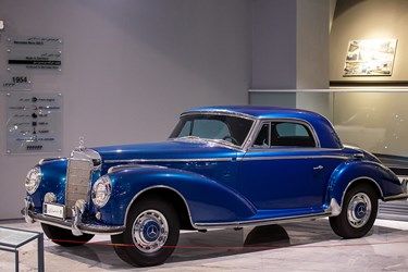 مرسدس بنز اس 300 تولید کشور آلمان 1954 میلادی در موزه خودروهای تاریخی ایران