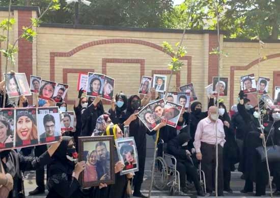 تجمع خانواده‌های قربانیان سقوط ۷۵۲ در تهران