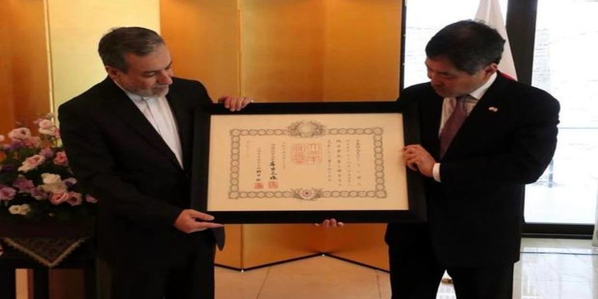 سفیر سابق ایران نشان افتخار امپراطور ژاپن دریافت کرد+عکس