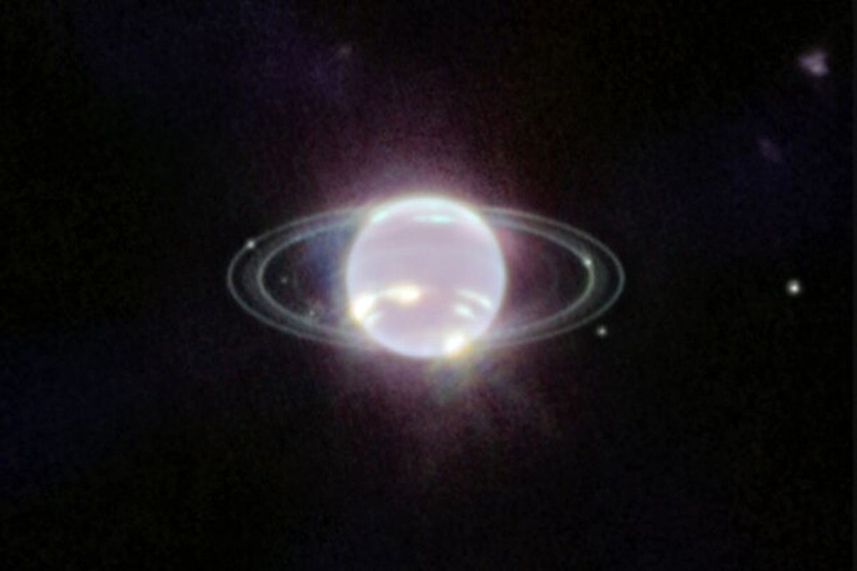 تصویری زیبا از قمرهای سیاره نپتون + عکس