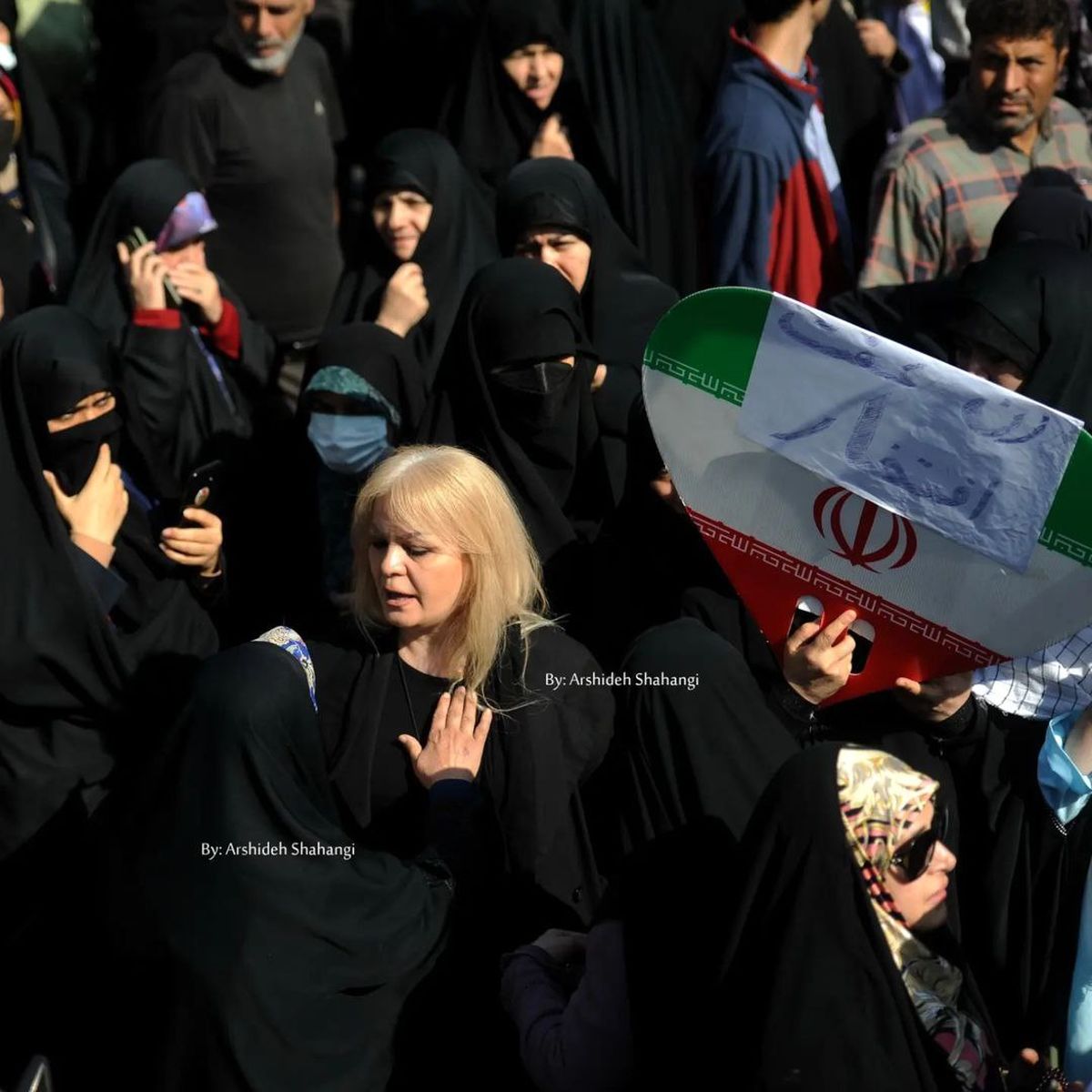 تصاویری جنجالی از گفت وگوی دو زن با چهره متفاوت راهپیمایی 13 آبان