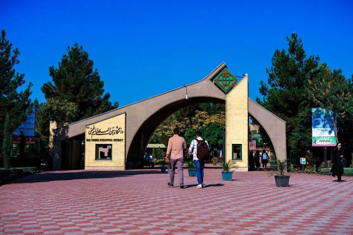 جزئیات جدید از ماجرای جنجالی برخورد فیزیکی استاد معارف با دختر دانشجو | حجتالاسلام براری از دانشجو دلجویی کرد
