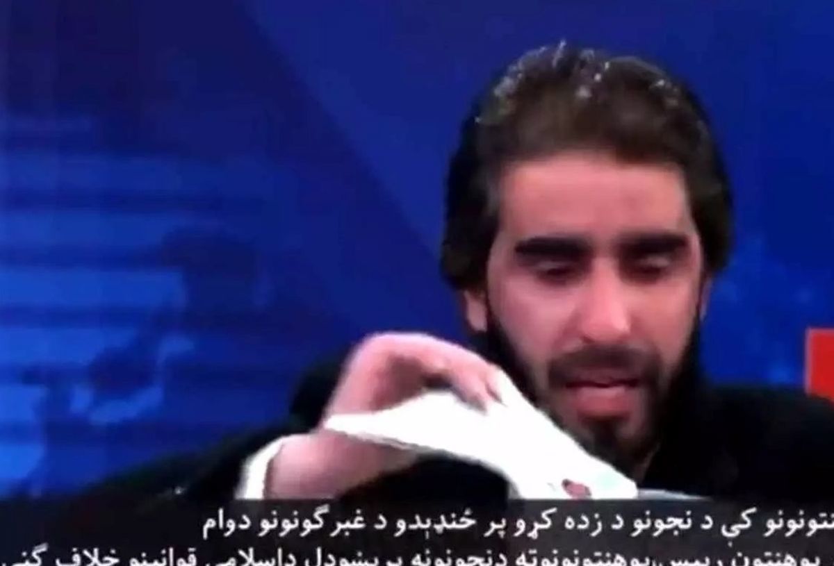 استاد دانشگاه مدارک تحصیلی خود را در برنامه زنده پاره کرد! + فیلم