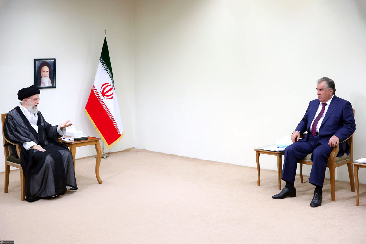 رهبر انقلاب: تحریمها باعث شد تا به نیروهای داخلی اتکا کنیم